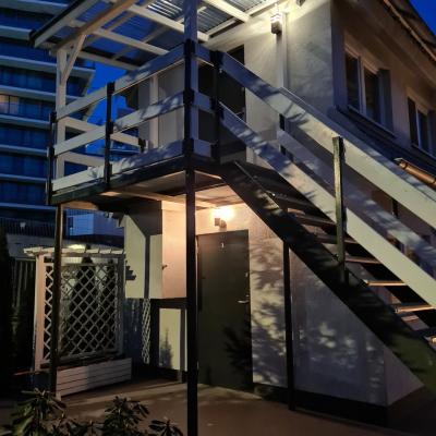 Zadaszenie balkono-tarasu na piętrze w domkach